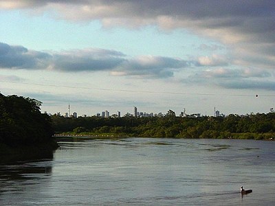 Cuiabá-floden med byen i baggrunden.