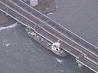 関西国際空港連絡橋に衝突したタンカー