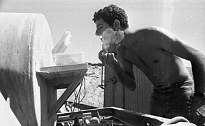 Soldado israelí aplicándose crema para afeitar, 1969