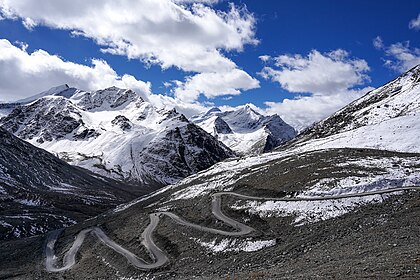 Estrada sinuosa para Shingo La, uma passagem de 5 090 m na montanha do Himalaia, no norte da Índia, que conecta a região de Lahaul, em Himachal Pradexe, com a região de Zanskar, em Ladaque. A estrada Nimmu–Padum–Darcha é uma estrada em construção e estratégica para o exército indiano, por ficar afastada da fronteira internacional e facilitar movimentos seguros de tropas. (definição 6 000 × 4 000)