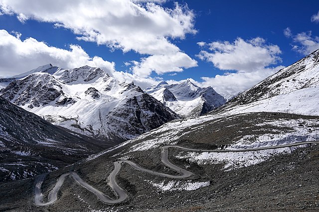 Горная дорога, соединяющая Лахул и Занскар, поднимается серпантином к перевалу Шинго
