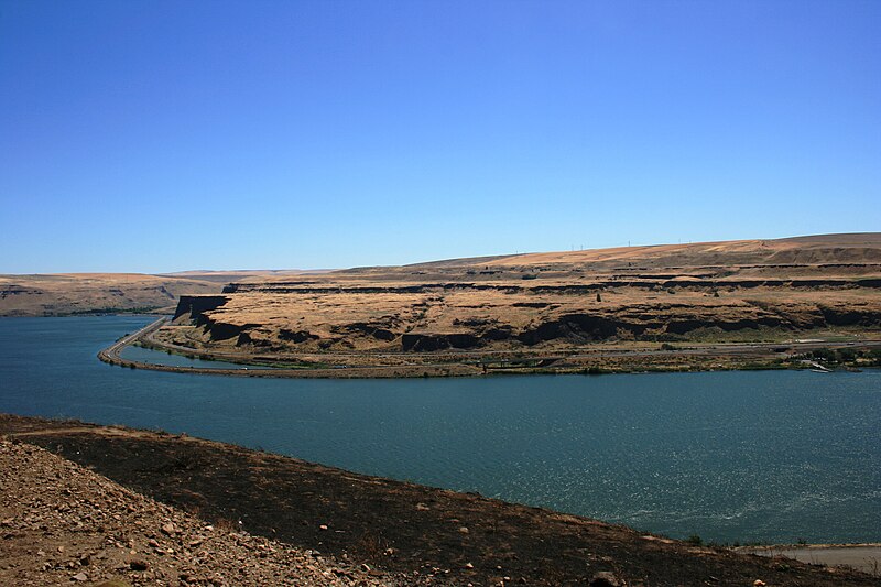 File:Deschutes to left - scablands erosion directly ahead.jpg