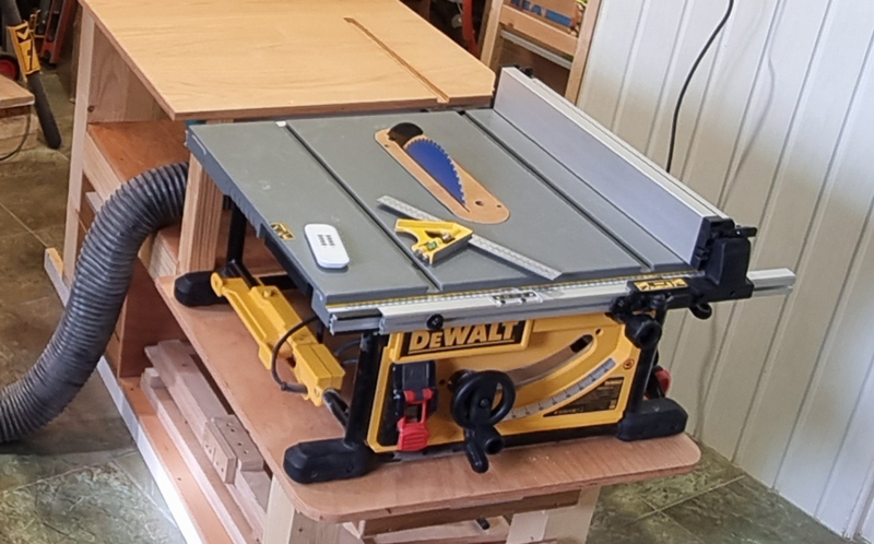 File:Dewalt trademard table-saw.png