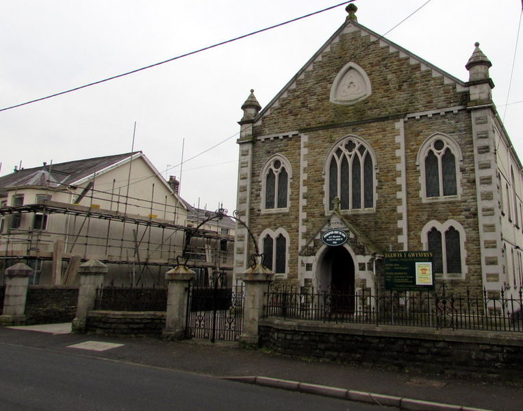 File:Eglwys y Gwynfryn, Ammanford - geograph.org.uk - 4346638.jpg