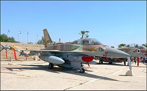 מטוס F-16I סופה 803 של טייסת אבירי הזנב הכתום חמוש בטילי אוויר־אוויר ובידוני דלק