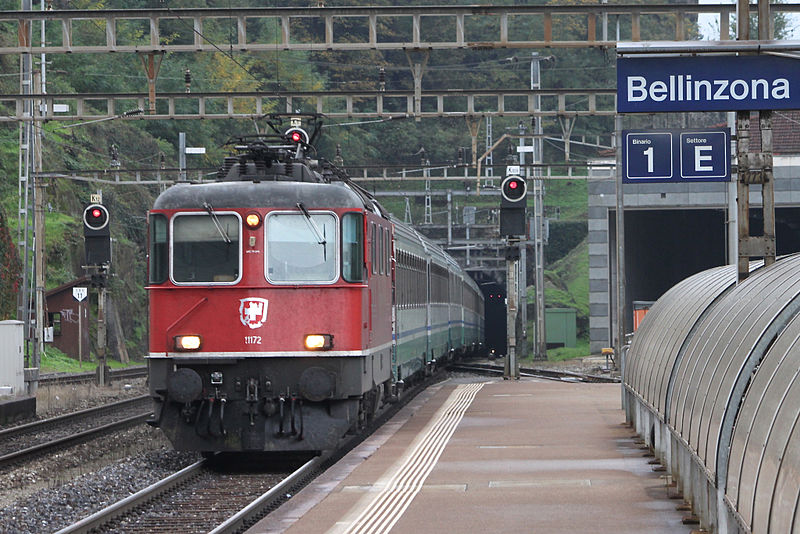 File:FFS Re 4-4 II 11172 Bellinzona 281013 EC114 MICL-ZUE.jpg