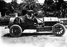 Foto de perfil del coche (derecha) con su conductor y copiloto.