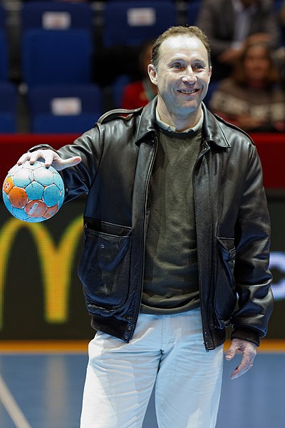 File:Finale de la coupe de ligue féminine de handball 2013 - Jean-Pierre Papin 04.jpg