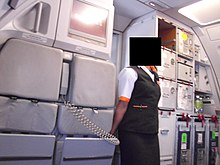 Flugbegleiterin bewacht offenes Cockpit einer easyJet-Maschine