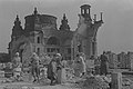 Trümmerfrauen beim Ziegelputzen an der Ruine des Ausstellungspalastes, etwa 1946