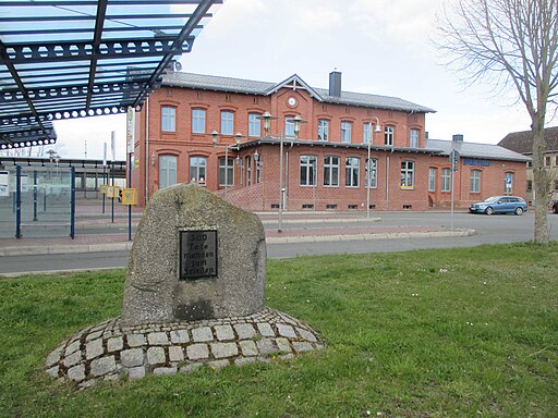 Gedenkstein am Bahnhof 2021