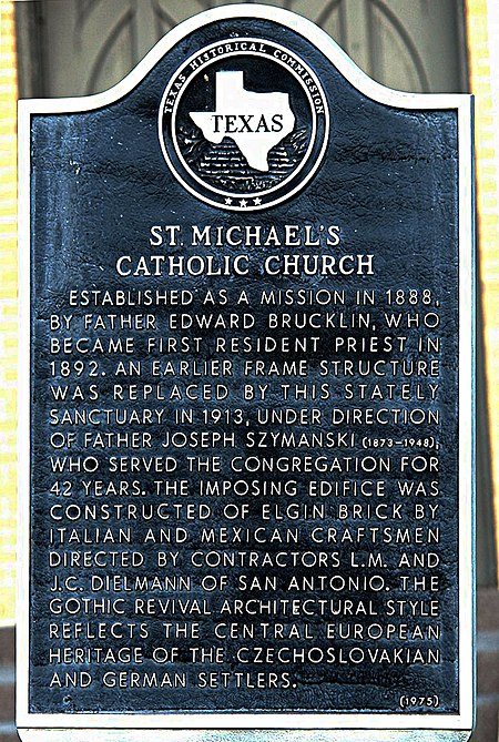 Gedenktafel vor St. Michaels Catholic Church in Weimar Texas.jpg