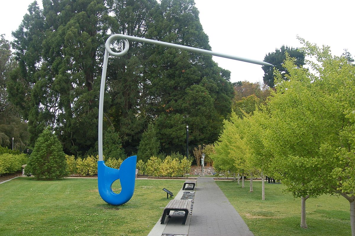 File:Giant Safety Pin @ De Young Museum (2597685794).jpg - Wikimedia Commons