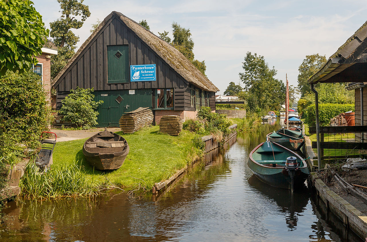 Giethoorn Netherlands Channels-and-houses-of-Giethoorn-01.jpg