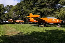 Degli MB-326, T-33 ed F-84F esposti presso l'aeroporto