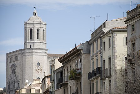 Català: La Catedral vista des de la Rambla de la Llibertat. Italiano: La Cattedrale vista dalla Rambla della Libertà.