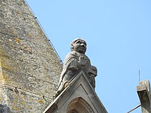 Figura de monje en un frontón de las dos torres gemelas