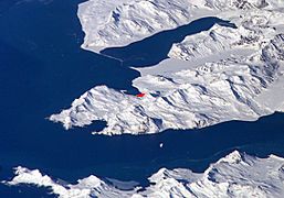 La caleta Vago con la punta Coronel Zelaya y Grytviken (punto rojo).