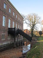 De gracht rond om het huis