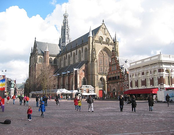 The Grote Markt in Haarlem with the Sint-Bavokerk. On the left the statue of Laurens Janszoon Coster can be seen; on the right is the Vleeshal.