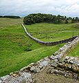 O porțiune a Zidului lui Hadrian văzut dinspre Vercovicium, lângă Housesteads, în Northumberland (anul 2007 d.Hr.).