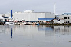 Hafen Þórshöfn mit Fischfabrik im Hintergrund