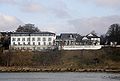 Hamburg-Nien­sted­ten: Südansicht des Hotelrestaurants Jacob von der Elbe aus. Der rechte Teil entspricht dem his­torischen Ab­schnitt mit der Lindenterras­se, wie sie Max Liebermann kennen­lernte, der linke Ab­schnitt ist eine moderne bau­liche Erweiterung unter Einbeziehung bestehender älterer Bausubstanz an der Elbchaussee.