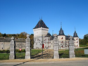 Вид замка и внешней ограды