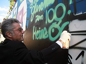 Federal president Heinz Fischer making some Graffiti in Vienna at TMW