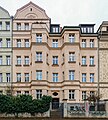 Mietshaus in geschlossener Bebauung, mit Einfriedung und Vorgarten