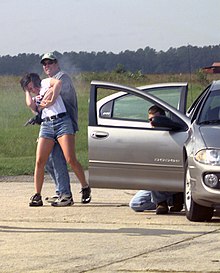 Tirocinanti della polizia che recuperano un ostaggio durante un'esercitazione .