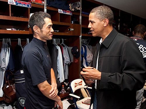 2009年7月14日、セントルイスのブッシュ・スタジアム内でのイチローとバラク・オバマ米大統領（右）Wikipediaより
