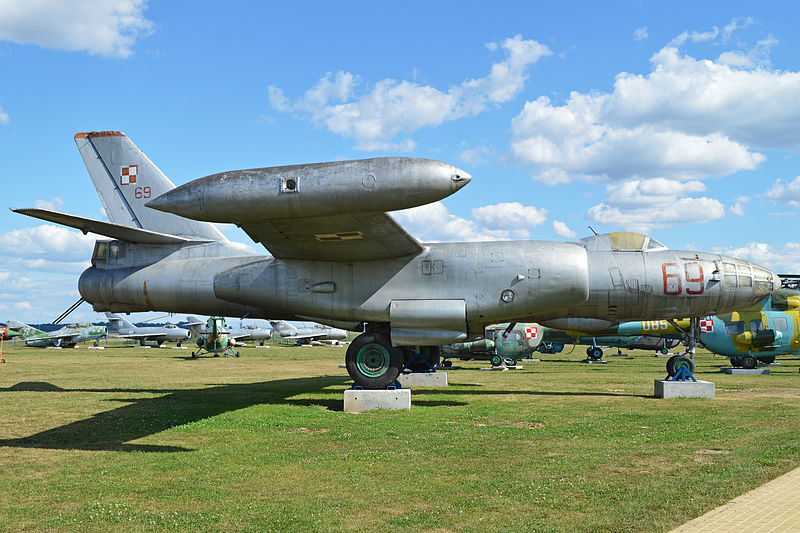 File:Ilyushin IL-28R '69' (13433282275).jpg