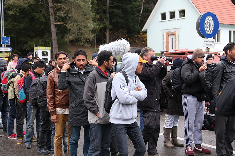 File:Immigranten beim Grenzübergang Wegscheid (23128928661).jpg