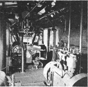 一台电力传动汽油机车内部照片，展示了其中的发动机和发电机。