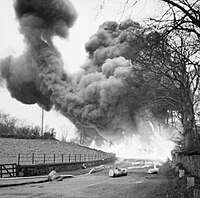 İskoçya'daki Mid Calder'de Petroleum Warfare Departmanı tarafından 28 Kasım 1940'ta sahnelenen bir çit hunisi gösterisi