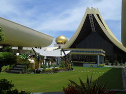 Innenhof Istana Nurul Iman; großer Festsaal im Hintergrund