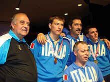 Italienska juniorlandslaget 2007. Cerioni näst längst till höger på översta raden.