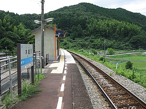 JRShikoku-Mugi-line-M19-Kiki-station-platform-platform-20100803.jpg