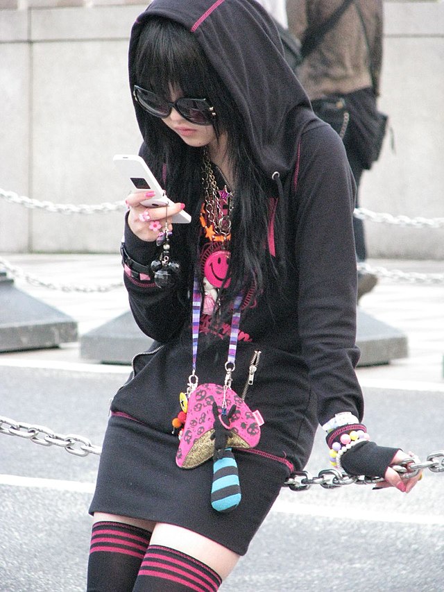 File:Japanese girl with mobile phone.jpg - Wikipedia