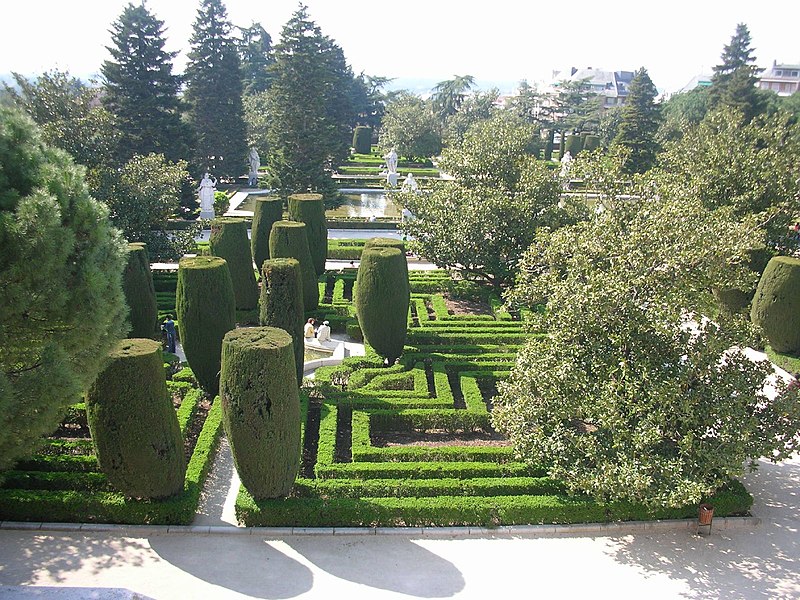 File:Jardines de Sabatini (Madrid) 01.jpg