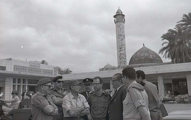 משה דיין ופמלייתו בעת סיור בג'נין, 1970, בוריס כרמי, אוסף מיתר, הספרייה הלאומית