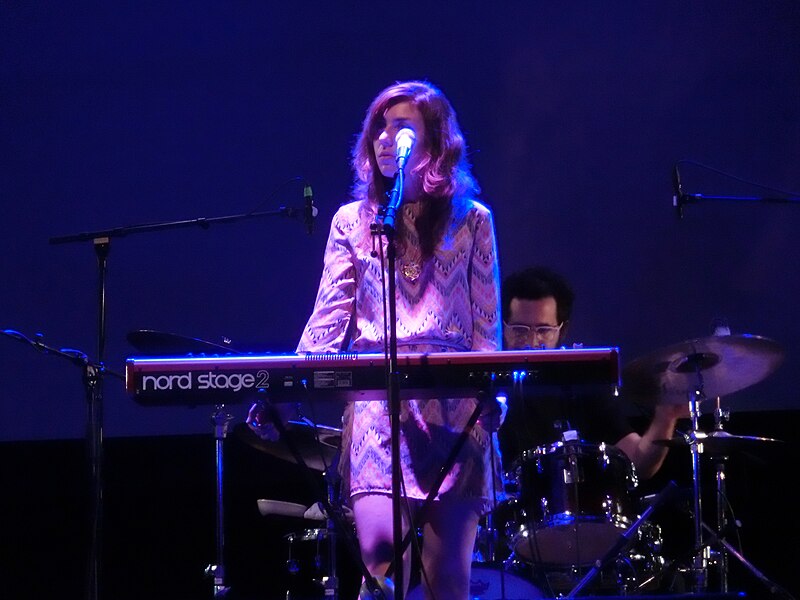 File:Julia Holter @ Flow, Helsinki, 2013-8-11 - 10897196534.jpg