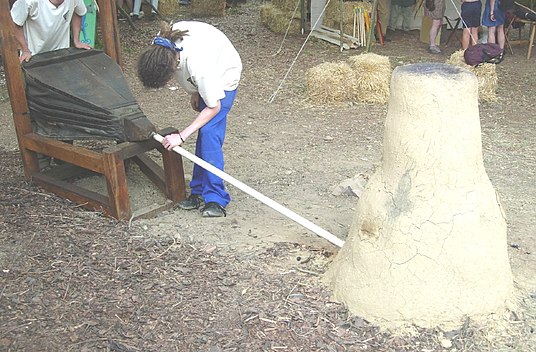 Rekonstruktion av blästerugn från keltisk järnålder, som visar blåsbälgen.