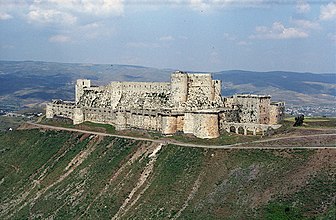 Η εσωτερική οχύρωση του Κρακ των Ιπποτών στη Συρία οικοδομήθηκε κυρίως κατά τη ρομανική περίοδο, όπως και πολλά κάστρα κτισμένα από τους Σταυροφόρους, με τα εξωτερικά τείχη να είναι μεταγενέστερα.