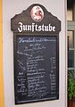 Tafel mit Speisekarte vor einem Gasthaus in Kulmbach