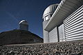 Vedere nocturnă a telescopului de 3,6 metri. Jos, în mijlocul imaginii, « sarcofagul ». La dreapta, cupola şi sala de control a telescopului Euler.