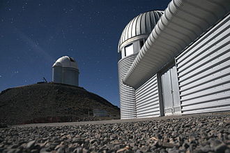 Das Euler-Teleskop im Vordergrund rechts, das ESO-3,6-m-Teleskop im Hintergrund entfernt auf dem Hügel