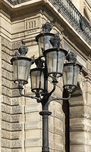 File:Lampadaire Louvre.jpg