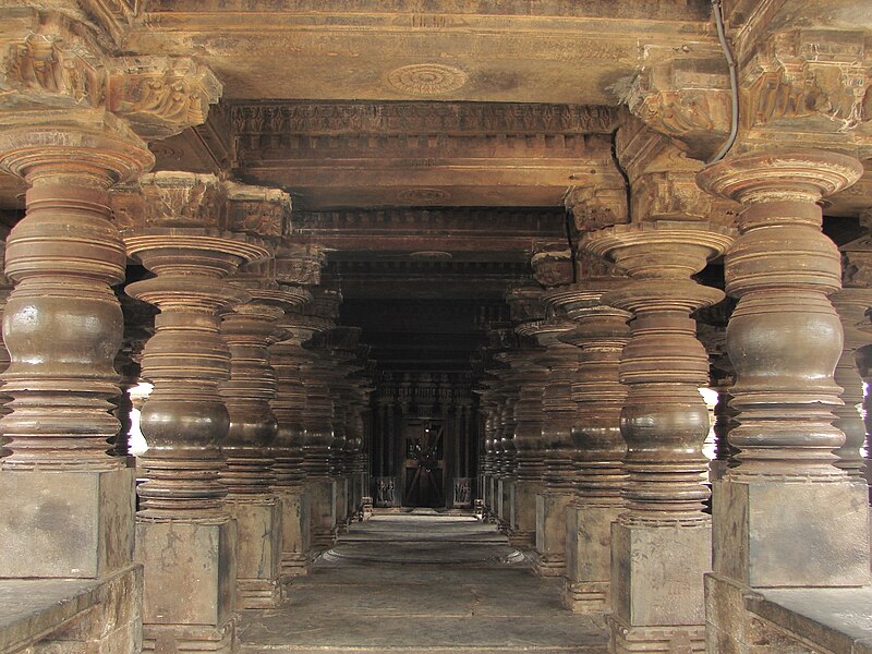 File:Large open mantapa with lathe turned pillars in the Harihareshwara Temple at Harihar.jpg